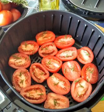 Tomates asados ​​hechos en la freidora de aire